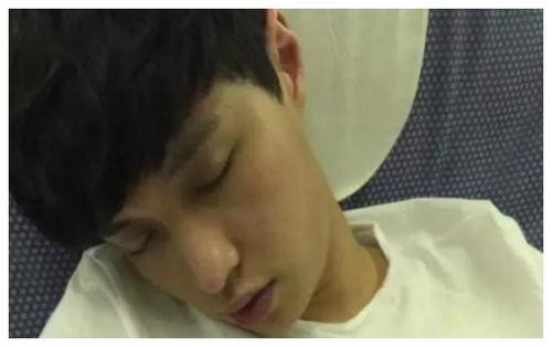 男明星睡姿的图片,习惯与性格的微妙体现